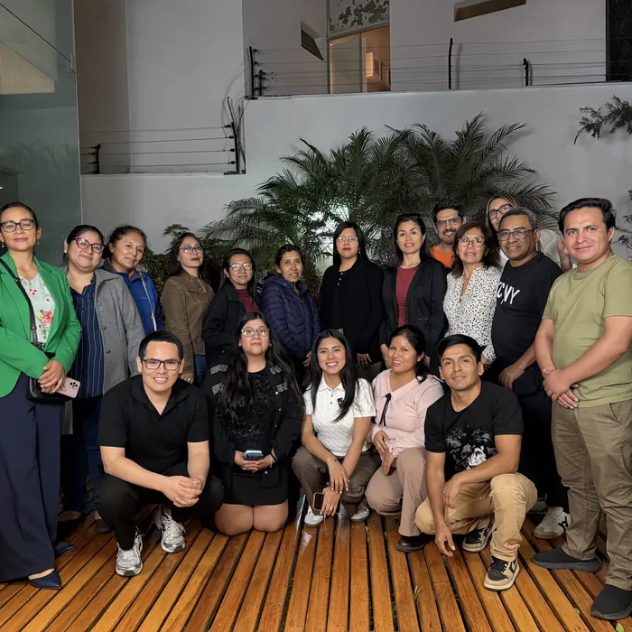 Alumnos de Organic Academy reunidos en el patio