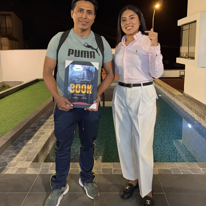Alumno recibiendo su placa por generar más de 300K en ventas