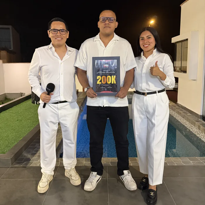 Alumnos con su reconocimiento por superar los 200K en ventas