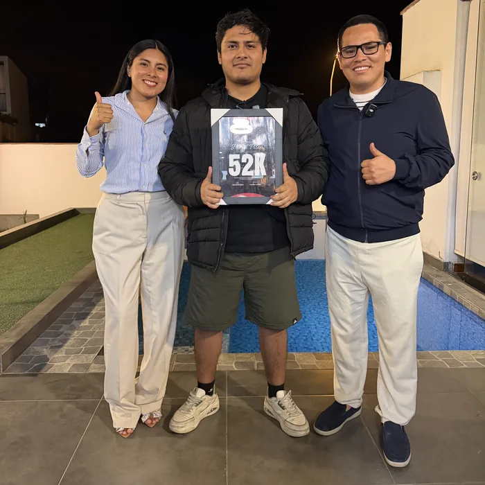 Alumnos con su reconocimiento por superar los 52K en ventas
